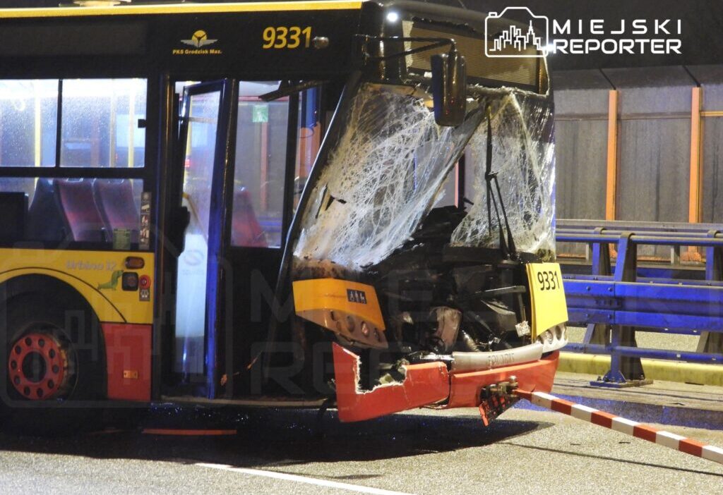 Mokot w ta belediye otobusu ile yol servis aracinda carpisma otobus hasar gorerek cekildi 49254