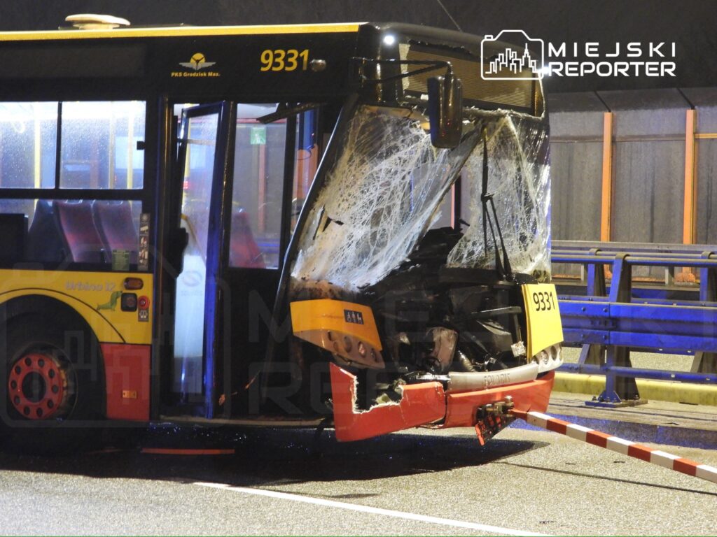 mokot w ta belediye otobusu ile yol servis aracinda carpisma otobus hasar gorerek cekildi 49254