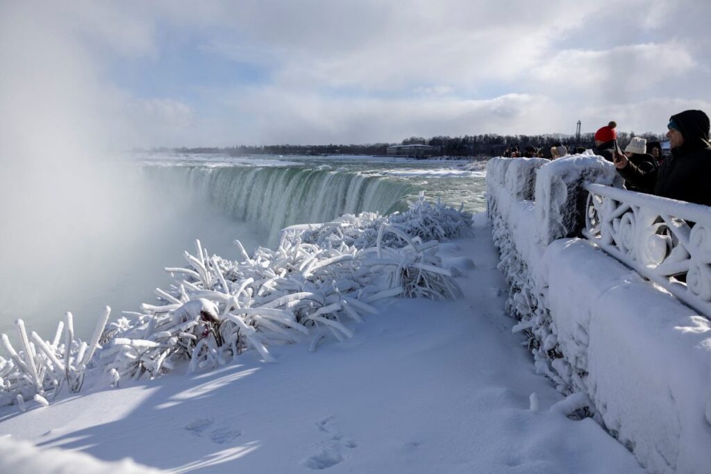 niagara selalesi dondu abd dogusu ve polonya rekor soguklara tanik oldu 41118