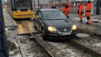 Ochota'da tramvay raylarına giren araç trafiği felç etti 2 Ochota da tramvay raylarina giren arac trafigi felc etti 48706