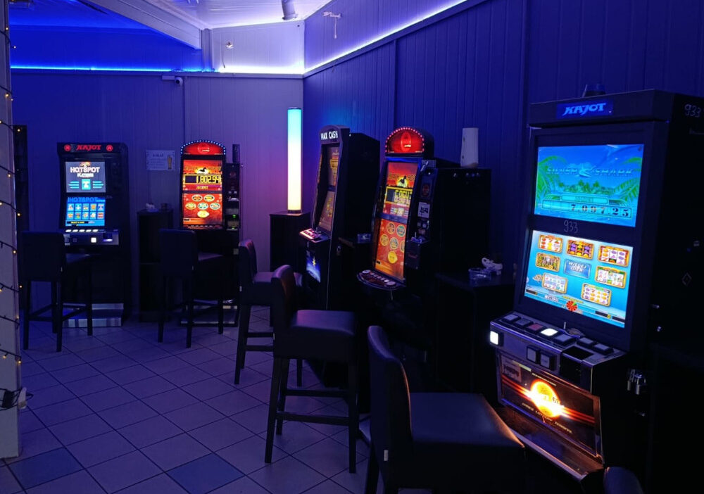 Otwock'ta illegal kumar salonuna operasyon: 6 makine ve yaklaşık 14 bin zloty el konuldu 1 Otwock ta illegal kumar salonuna operasyon 6 makine ve yaklasik 14 bin zloty el konuldu 48385