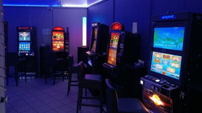 Otwock'ta illegal kumar salonuna operasyon: 6 makine ve yaklaşık 14 bin zloty el konuldu 3 Otwock ta illegal kumar salonuna operasyon 6 makine ve yaklasik 14 bin zloty el konuldu 48385