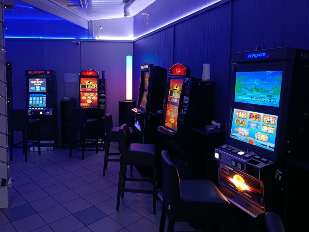 otwock ta illegal kumar salonuna operasyon 6 makine ve yaklasik 14 bin zloty el konuldu 48385