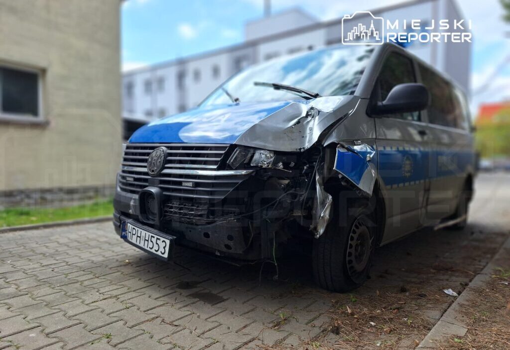 P o sk mahkemesi i ki eski polis memurunu hukmetti gorevde alkol tuketmek ve yetkisi asmak nedeniyle 43609
