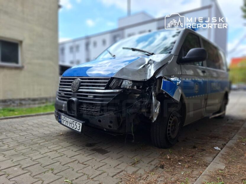 P o sk mahkemesi i ki eski polis memurunu hukmetti gorevde alkol tuketmek ve yetkisi asmak nedeniyle 43609