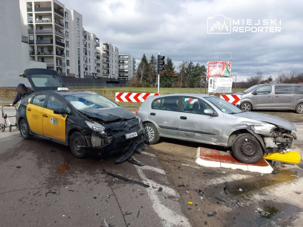 piastowo da i ki aracin carpismasi gecici olarak trafigi felc etti 7 aylik cocuk hastaneye kaldirildi 49753