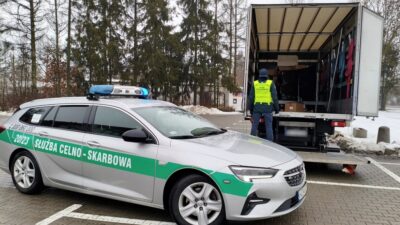 Podlaski bolgesi vergi i daresi litvanya dan gelen aracta vergisiz e sigaraya el koydu 49744