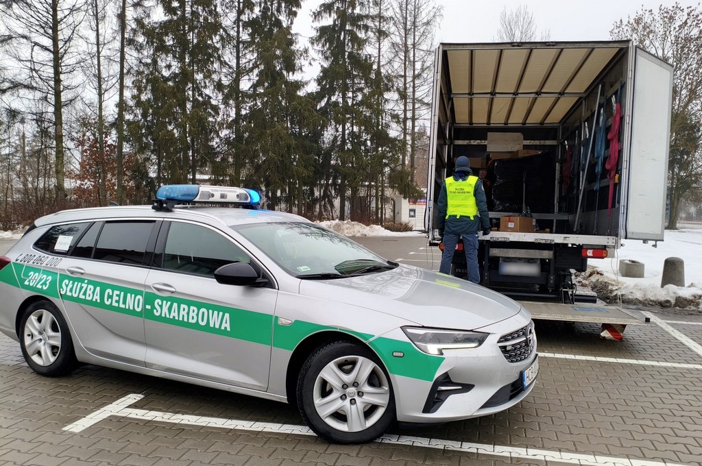 Podlaski bolgesi vergi i daresi litvanya dan gelen aracta vergisiz e sigaraya el koydu 49744