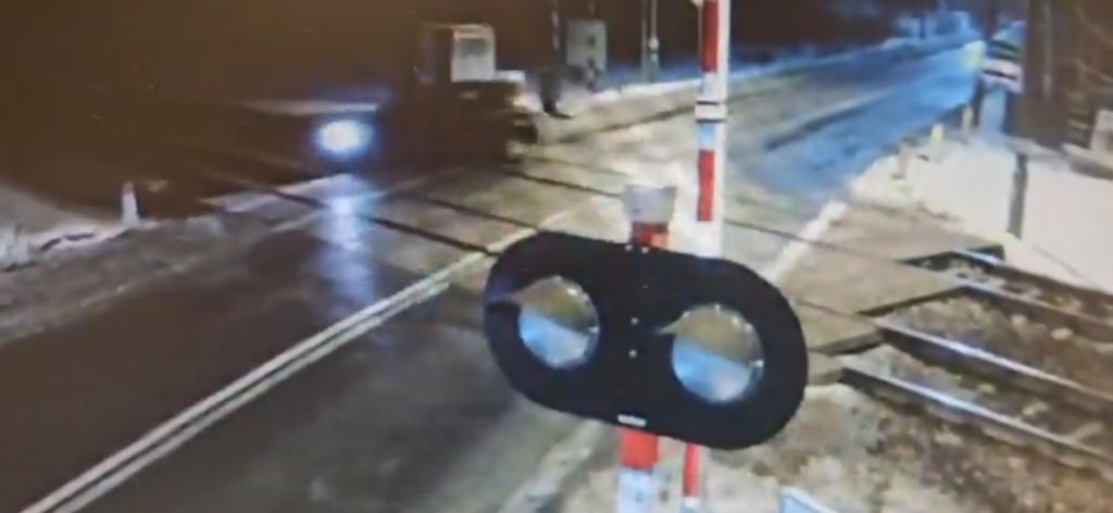 Polis raylari bloke eden araci kaldirdi 43664