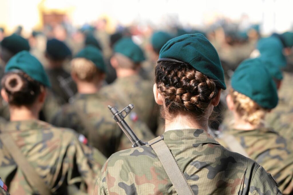 polonya da askeri egitimde gender egitimi tartismasi 46663