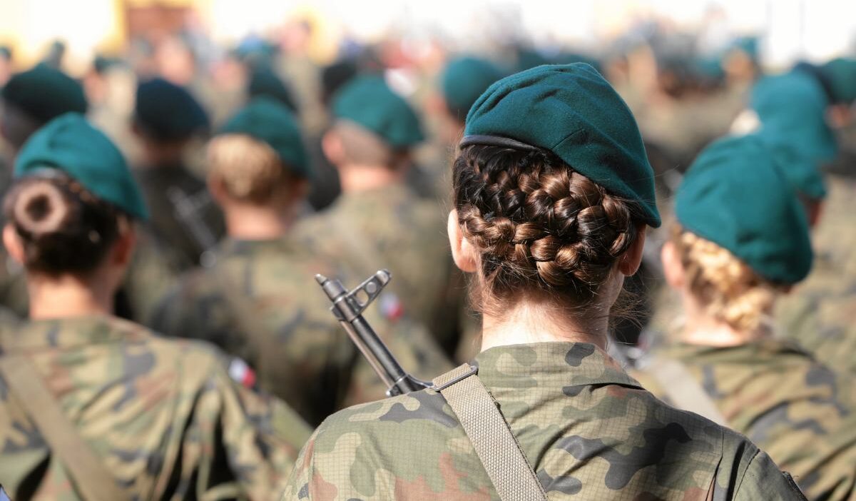 Polonya da askeri egitimde gender egitimi tartismasi 46663