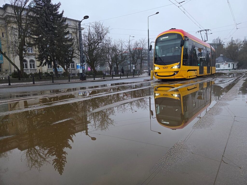 polonya da havanin dinamik degisimi kararsiz hava kutlesi ilk ilkbahar firtinalarini getiriyor 48904