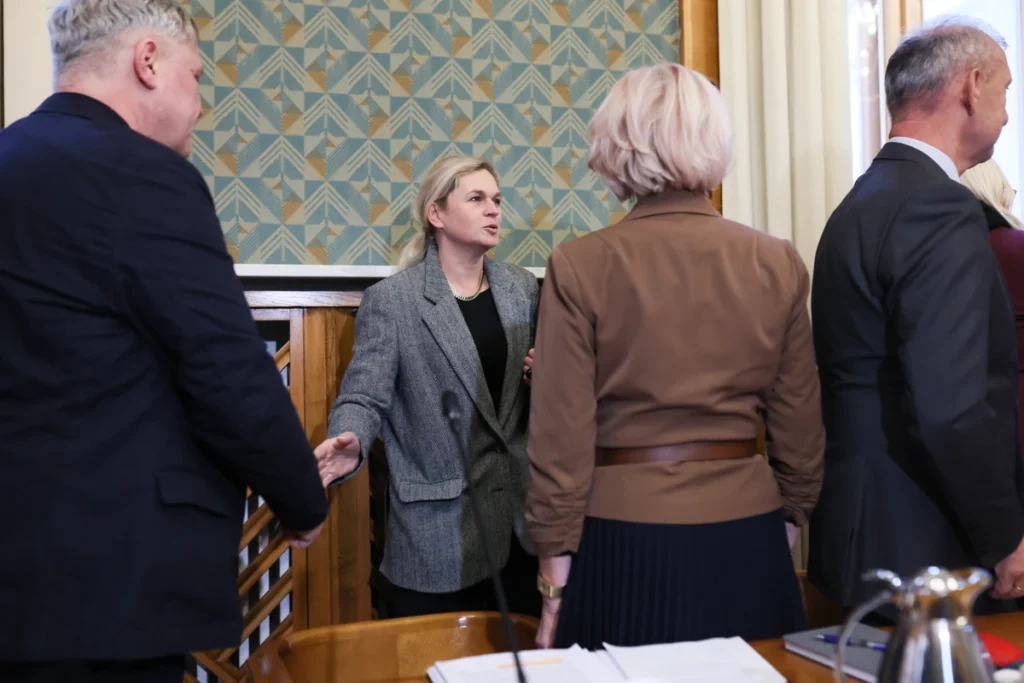 polonya da ogretmen maaslarina i liskin bakanlik toplantisi 3 luk artis onerisi ve sendika elestirisi 47192