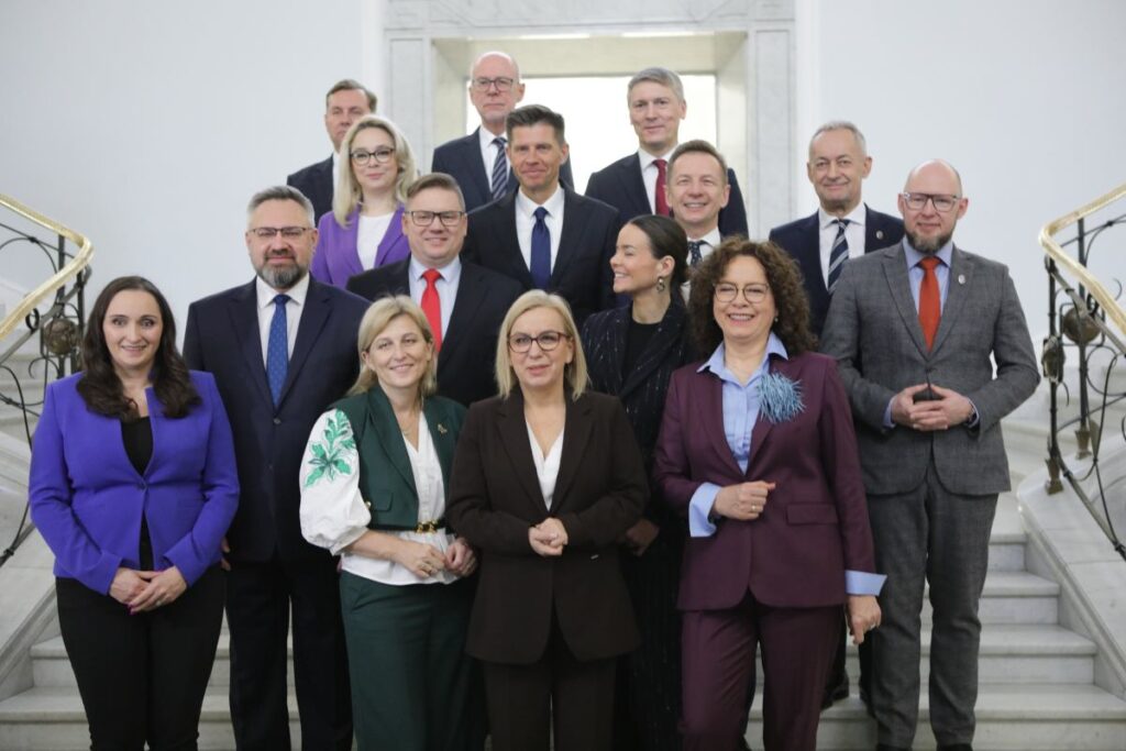 polonya da yeni merkezci grup centrum kuruldu 47525