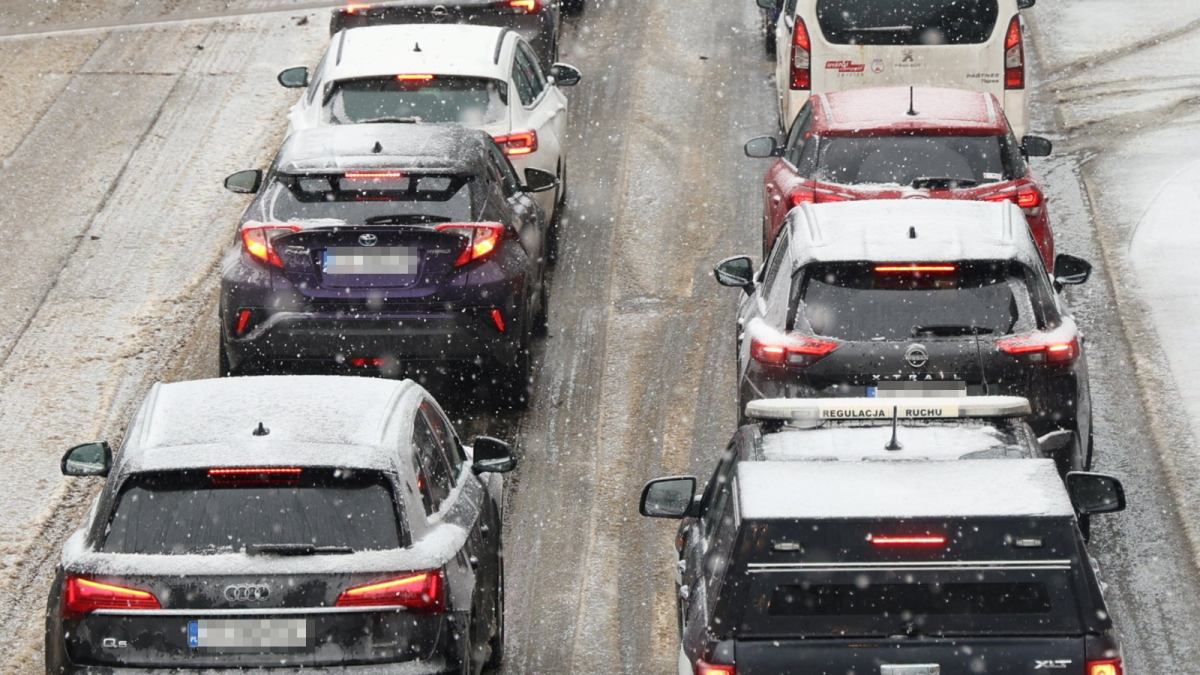 Polonya da yogun kar ve buzlanma trafik kazalari ve hipotermi 42212