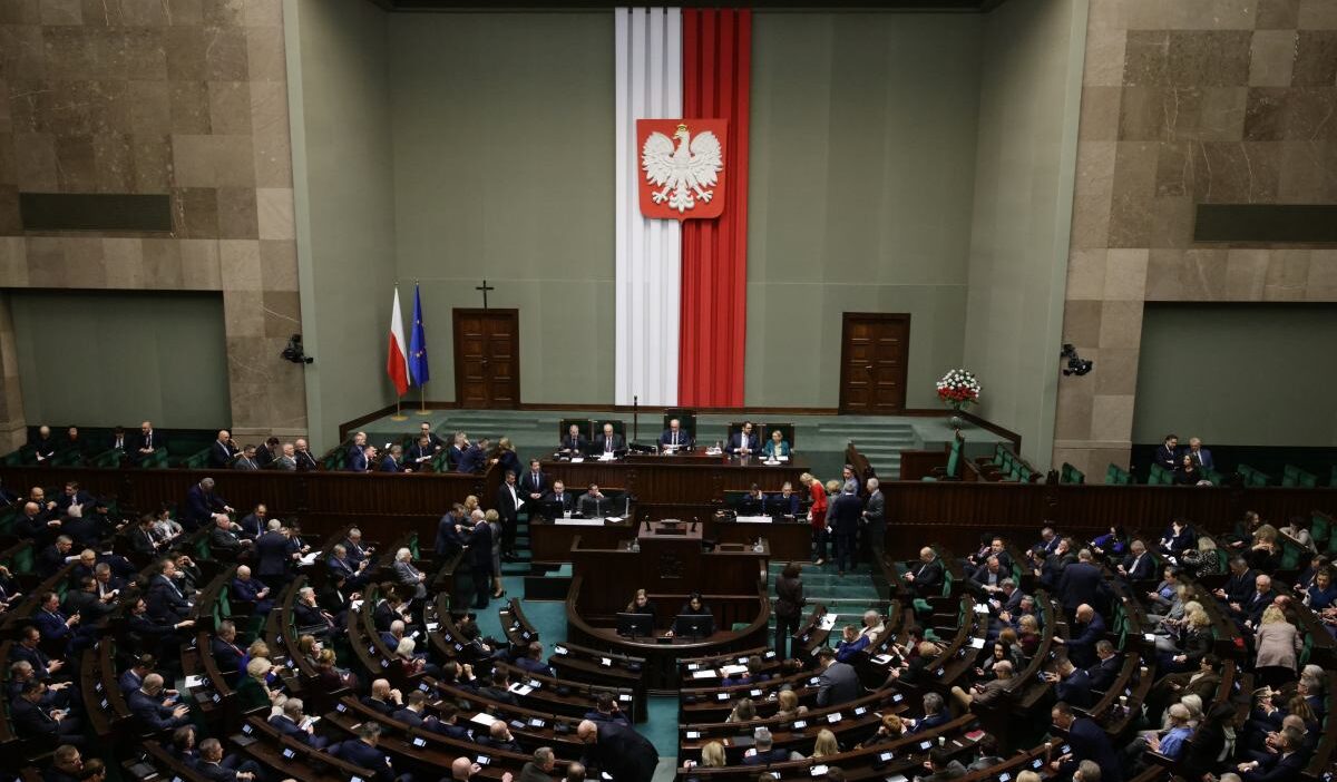 Polonya milletvekillerine maas ve harcamalarinda artis 44581