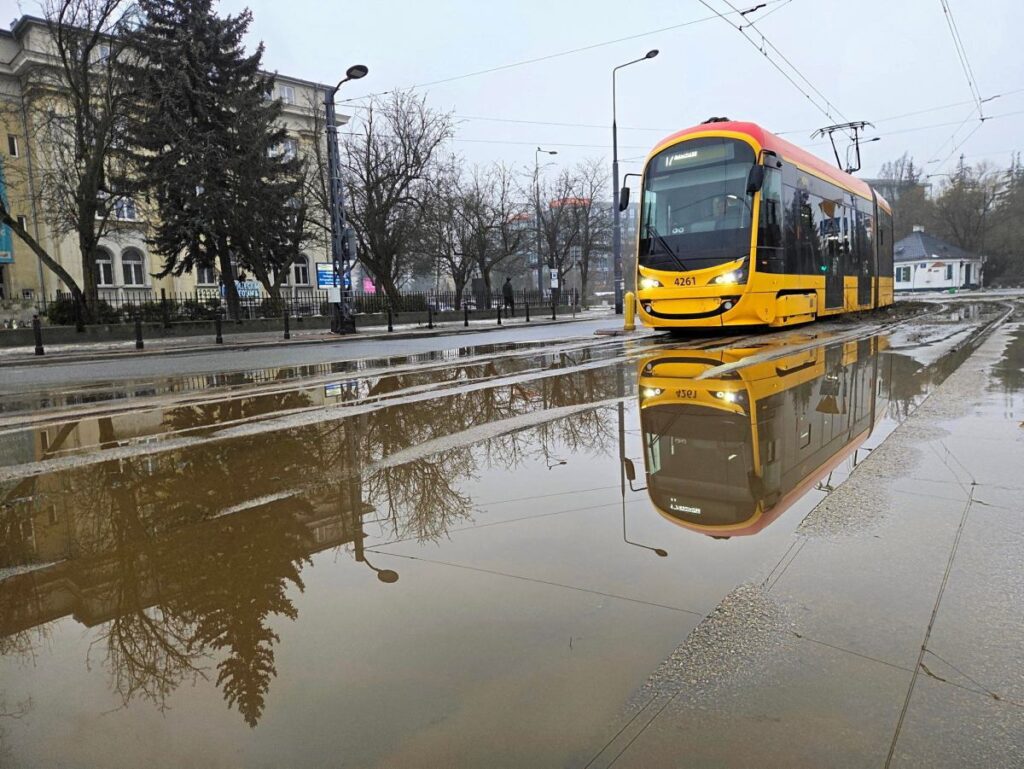 polonya nin genis bolgelerinde hidrolojik uyari agir sel riski var 48874