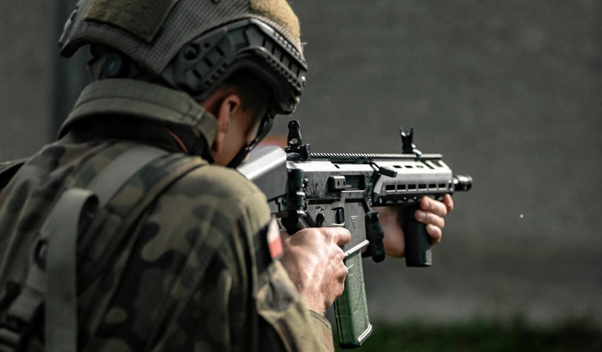 Polonya rusya tehdidi karsisinda 17 milyonluk guvenlik rehberi dagitiyor 40902