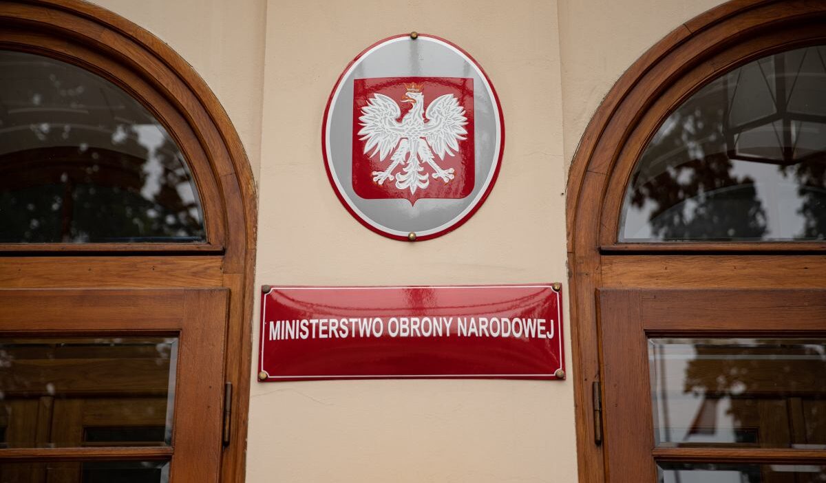 Polonya savunma bakanligi calisani casusluk suphesiyle gozaltina alindi 42609