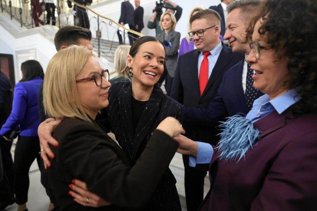 polska 2050 den ayrilan 15 milletvekili ve 3 senator centrum adiyla yeni grup kurdu 47343