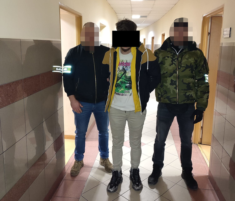 praga poludnie de silahla tehdit edilerek yapilan hirsizlik supheli tutuklandi 50142