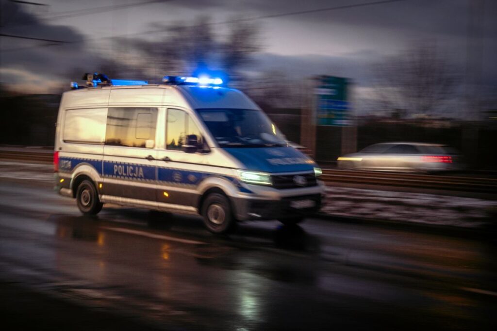 przasnysz alisveris merkezi nde genc grupca saldiri 15 kisilik grup 56 yasindaki erkegi hedef aldi 49531