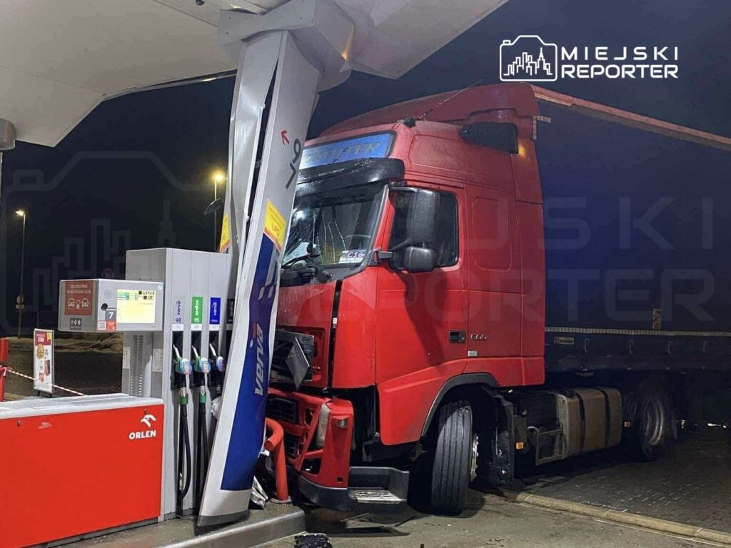 Przeszkoda da kamyon buzlu i stasyon girisinde kontrolden cikti ve canopy carpti 45011