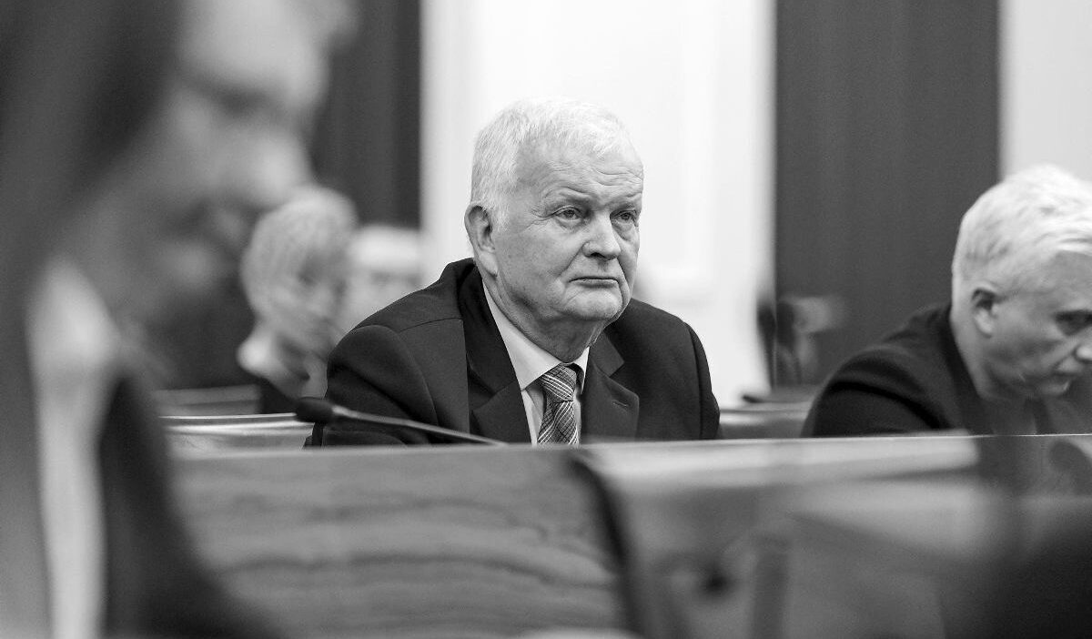 Radom meclisi'nde jan pszczoła'nın vefatı: meclis sonrası i̇nfarktör geçirdi 1 Radom meclisi nde jan pszczo a nin vefati meclis sonrasi i nfarktor gecirdi 48563