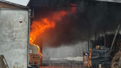 Radzymin'de 400 metrekarelik depo yangını: i̇tfaiye 11 ekiple müdahale etti 4 Radzymin de 400 metrekarelik depo yangini i tfaiye 11 ekiple mudahale etti 46057