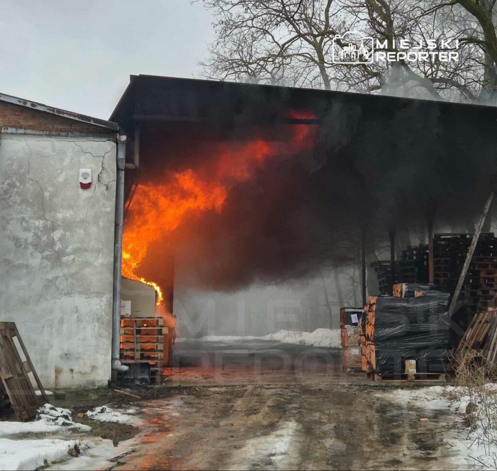 radzymin de 400 metrekarelik depo yangini i tfaiye 11 ekiple mudahale etti 46057