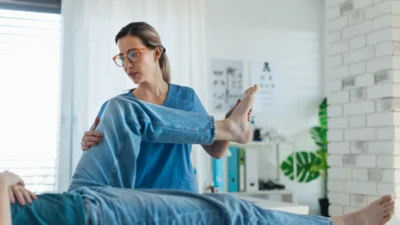 Rehabilitasyonda kanuni öncelik: hangi gruplar kuyruksuz tedavi hakkına sahip? 4 Rehabilitasyonda kanuni oncelik hangi gruplar kuyruksuz tedavi hakkina sahip 47013