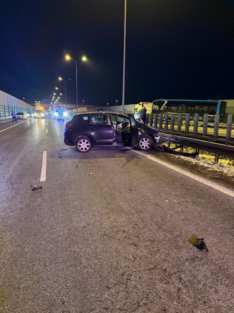 s7 otoyolu nda trafik kazasi radom yonu tikali uc kisi hastaneye kaldirildi 44521