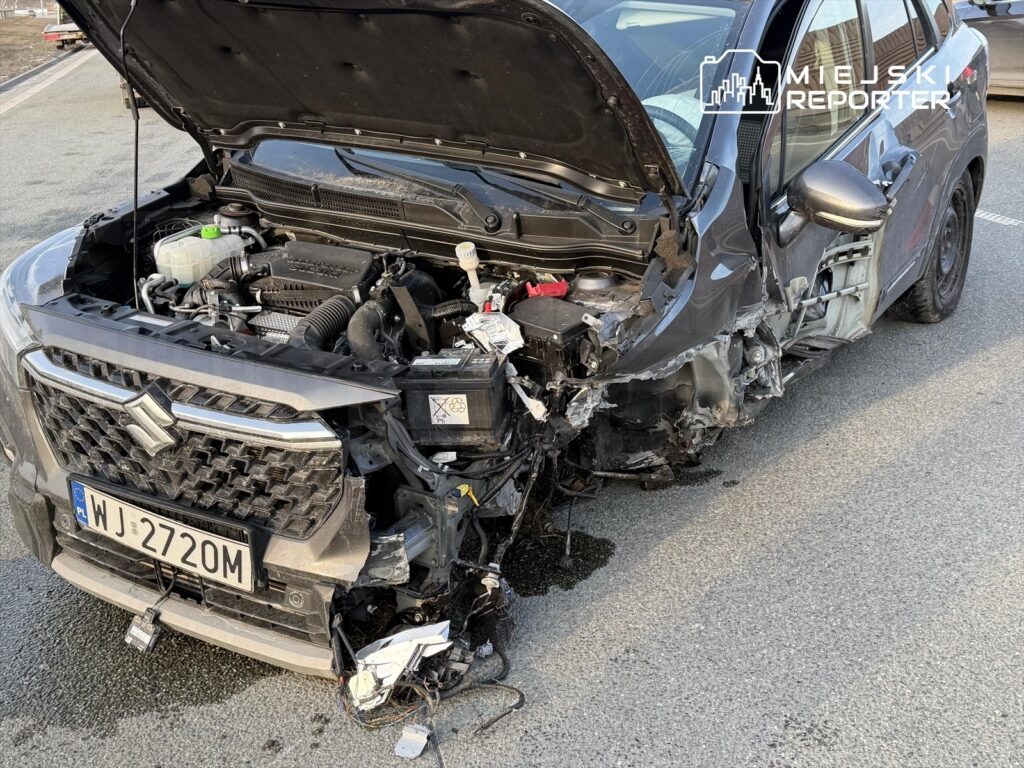 s7 yolu nda hyundai ve suzuki carpismasi bir arac barajlara carpti trafik akisi etkilendi 48250