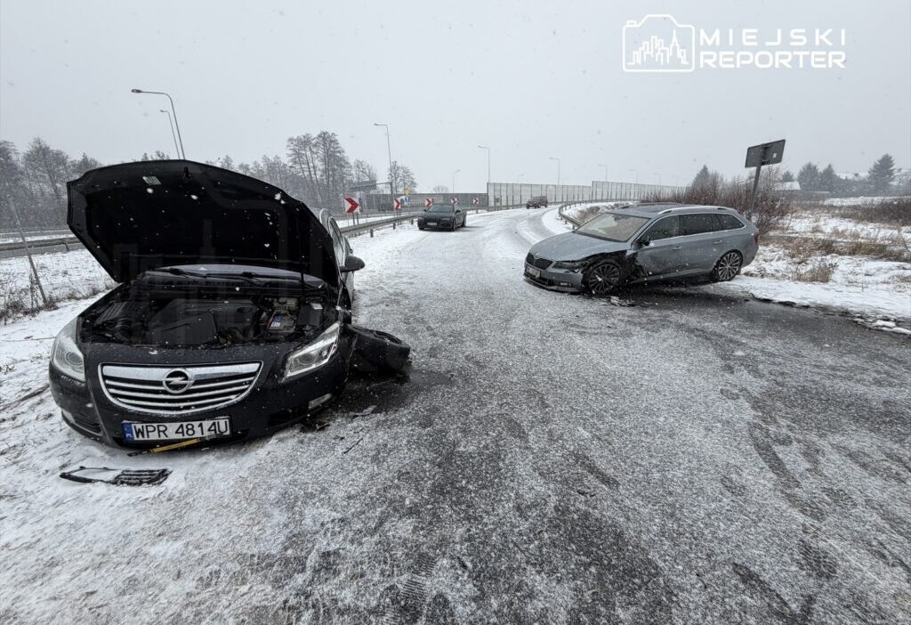 S8 servis yolunda uc aracin carpismasi yol kilitlendi otobusler zorlandi 47665