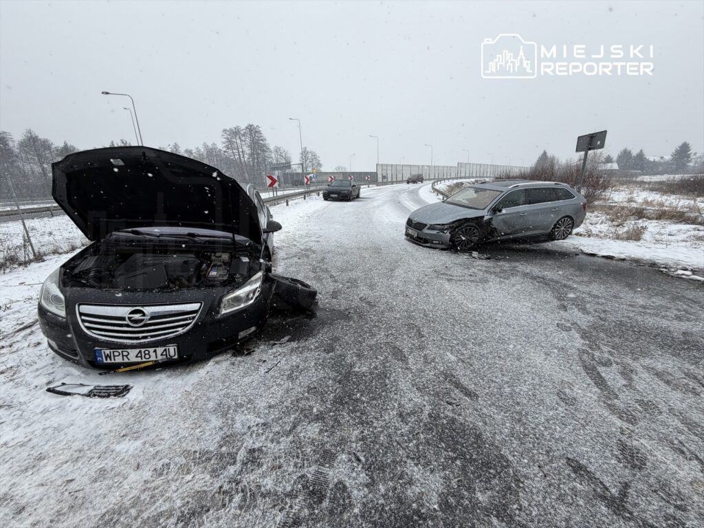 s8 servis yolunda uc aracin carpismasi yol kilitlendi otobusler zorlandi 47665