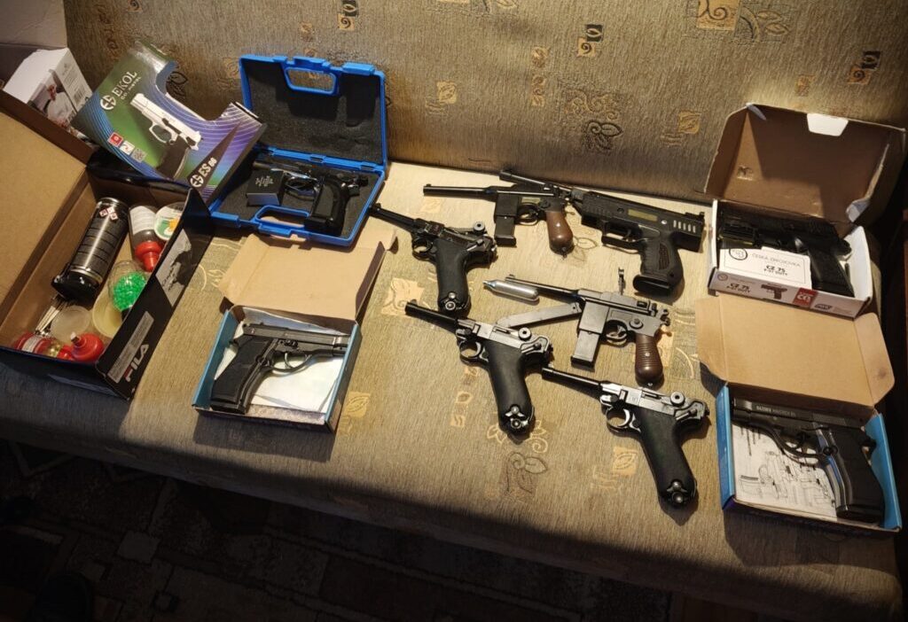 Sedlce de apartman penceresinden havali silahla ates acan 81 yasli 17 silah ele gecirildi 50136