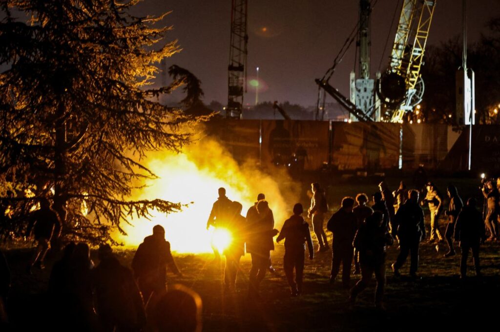 sirbistan da ogrenci protestolari surerken polisin mudahalesi ve novi sad taki saldirilar gundemde 47303