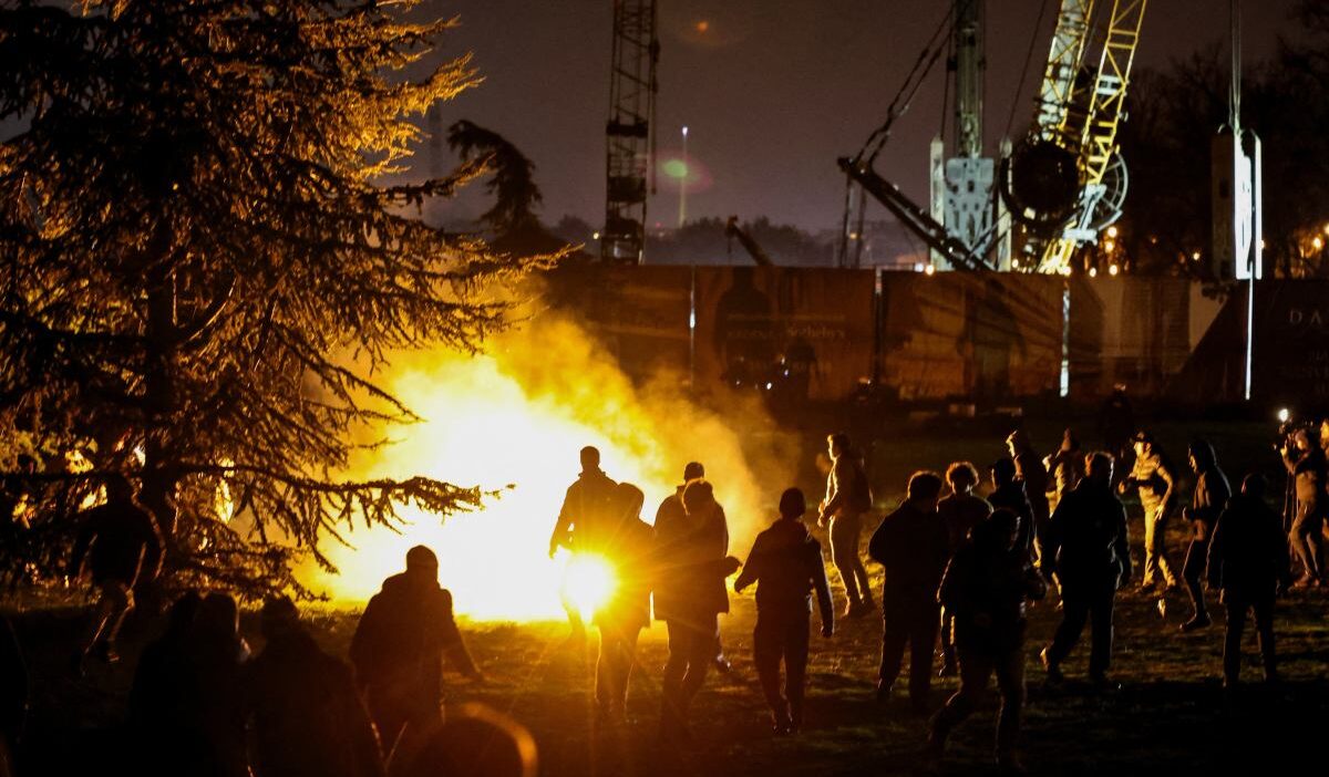 Sirbistan da ogrenci protestolari surerken polisin mudahalesi ve novi sad taki saldirilar gundemde 47303