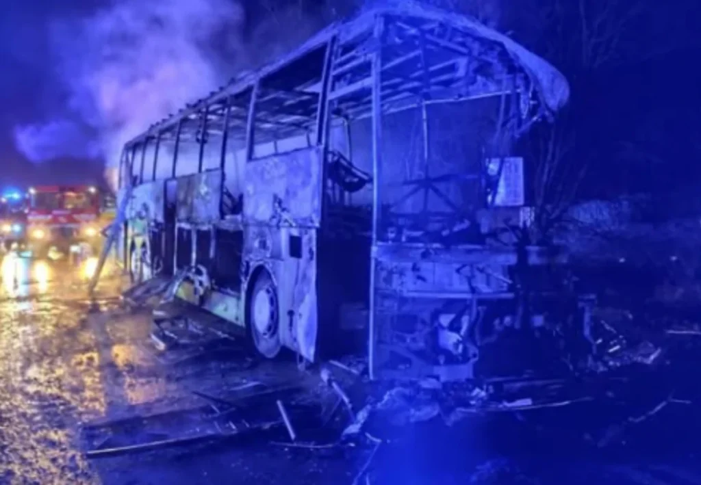 slovakya da otobus faciasi 26 30 kisilik otobus atese verdi surucu hayatini kaybetti 46967