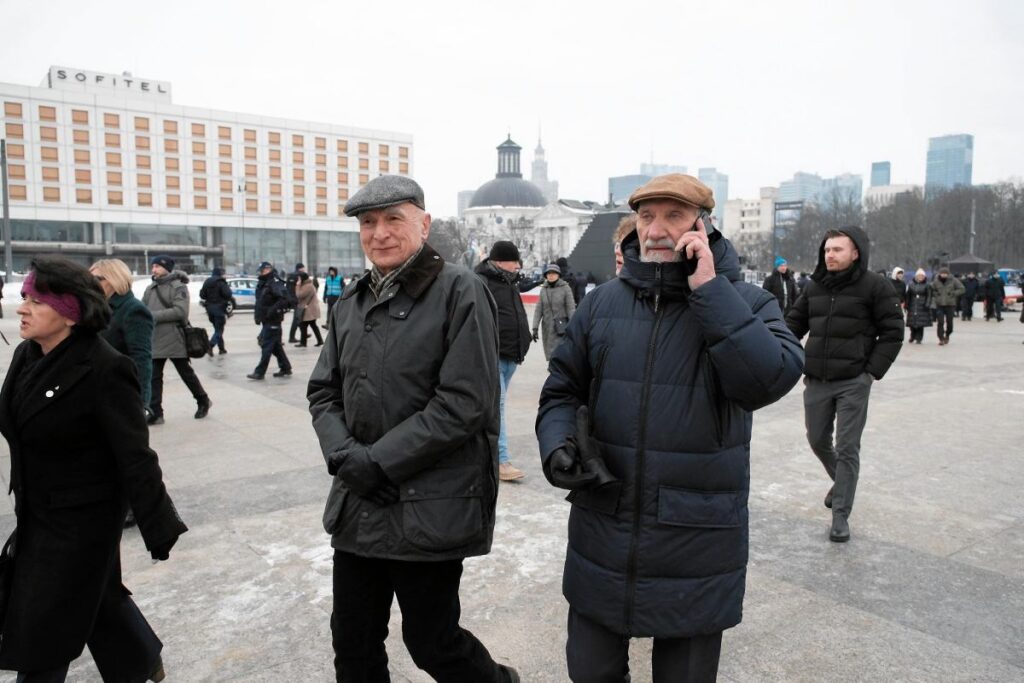 smole sk ayininde gergin anlar marek suski protestocunun tabelasini aldi 44646