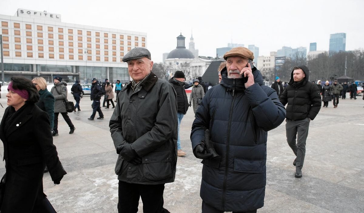 Smole sk ayininde gergin anlar marek suski protestocunun tabelasini aldi 44646