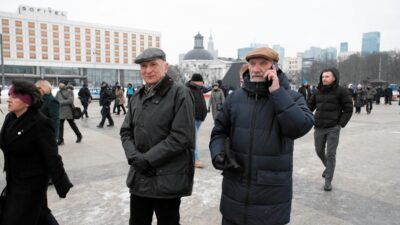 Smole sk ayininde gergin anlar marek suski protestocunun tabelasini aldi 44646