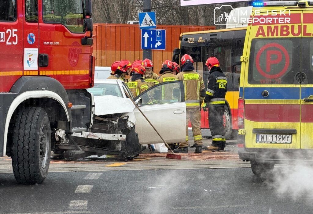 Sobieskiego ve w bonifacego kavsaginda otobus ile toyota carpisti tramvaylar durduruldu 44122