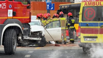 Sobieskiego ve w bonifacego kavsaginda otobus ile toyota carpisti tramvaylar durduruldu 44122