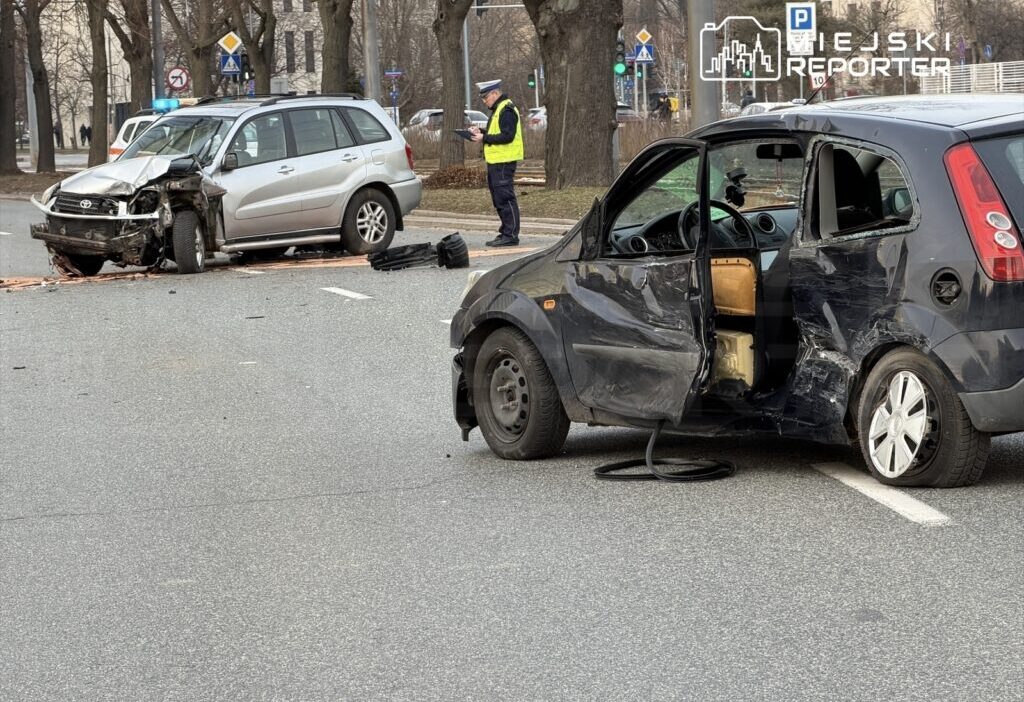 Trafik kazasi kalp krizi geciren surucunun carpmasiyla ulasima acildi 50268