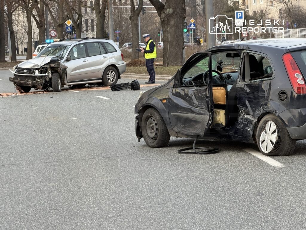 trafik kazasi kalp krizi geciren surucunun carpmasiyla ulasima acildi 50268