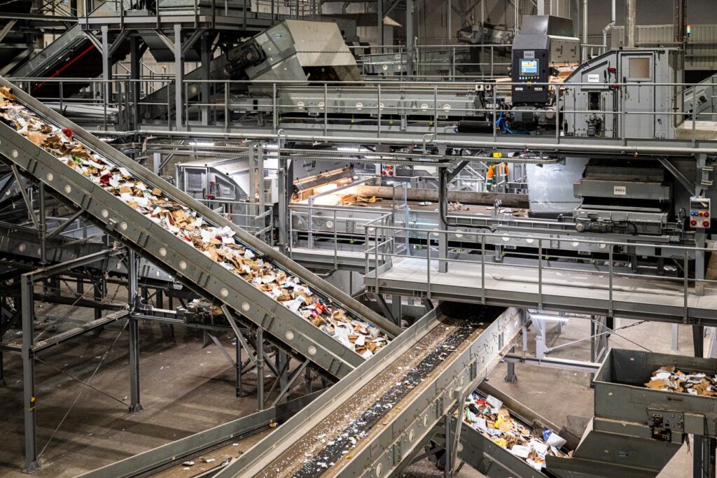 Varsova da atiktan enerji ureten tesis resmi olarak acildi 48163