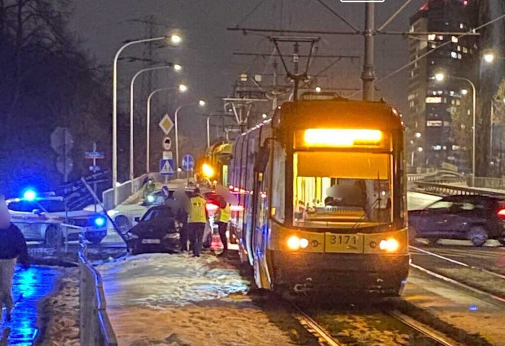Varsova da bmw ile tramvay carpismasi trafik durduruldu 45370
