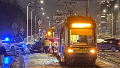 Varsova da bmw ile tramvay carpismasi trafik durduruldu 45370