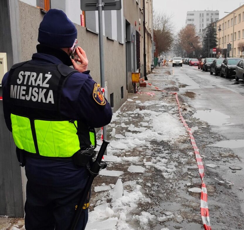 Varsova da buzdan dusen parcalar sonucu ev sahibine ceza 46082